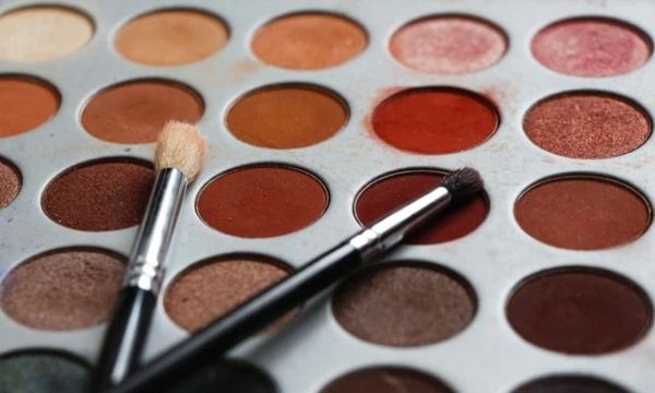 How To Apply Eyeshadow: A Beginners Guide