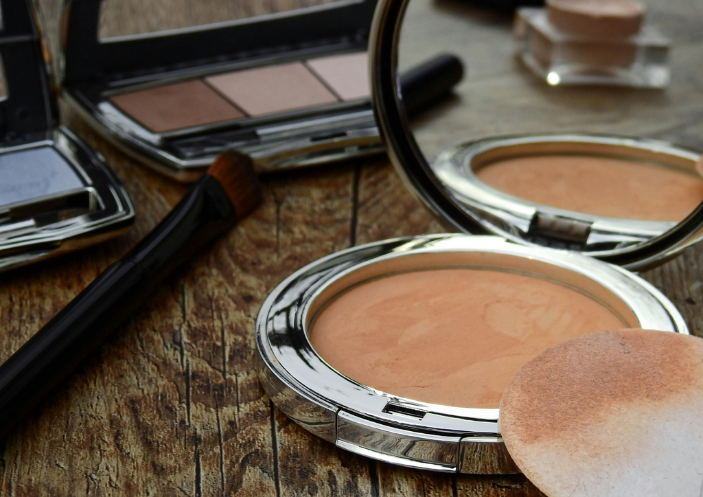 The Benefits of Setting Powders for Long-Lasting Makeup