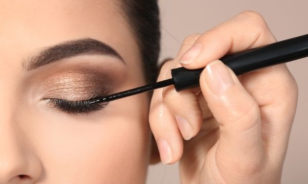 The Best Eyeliner For Your Eye Shape (&amp; Tips To Apply It)